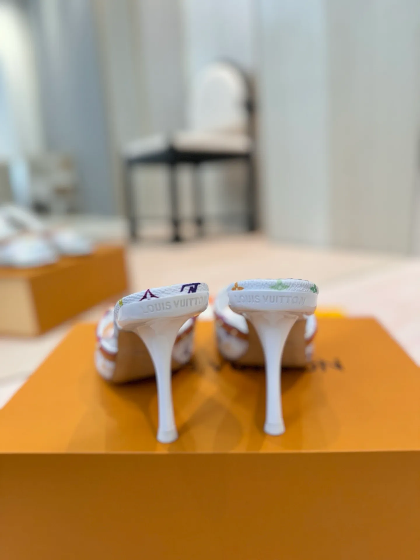 👟👟Ex-factory price 600👟👟 (top version) louis vuitton LV Louis Vuitton 25/Spring and Summer The latest Mary Jane shoes are simple and exquisite, full of high-end, showing elegance~ They look great on the feet and are full of summer shoes💯Awesome ✅Upper: 3D printed cowhide ✅Inner lining: Sheepskin lining, ✅Outsole: Genuine leather outsole imported from Italy ✅Size: 35-41 (40 to 41 customized, non-returnable) ✅Packaging: full set of packaging